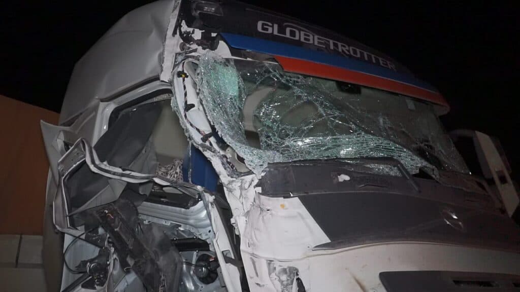 Engavetamento envolvendo dois caminhões e uma moto deixa ferido em PG