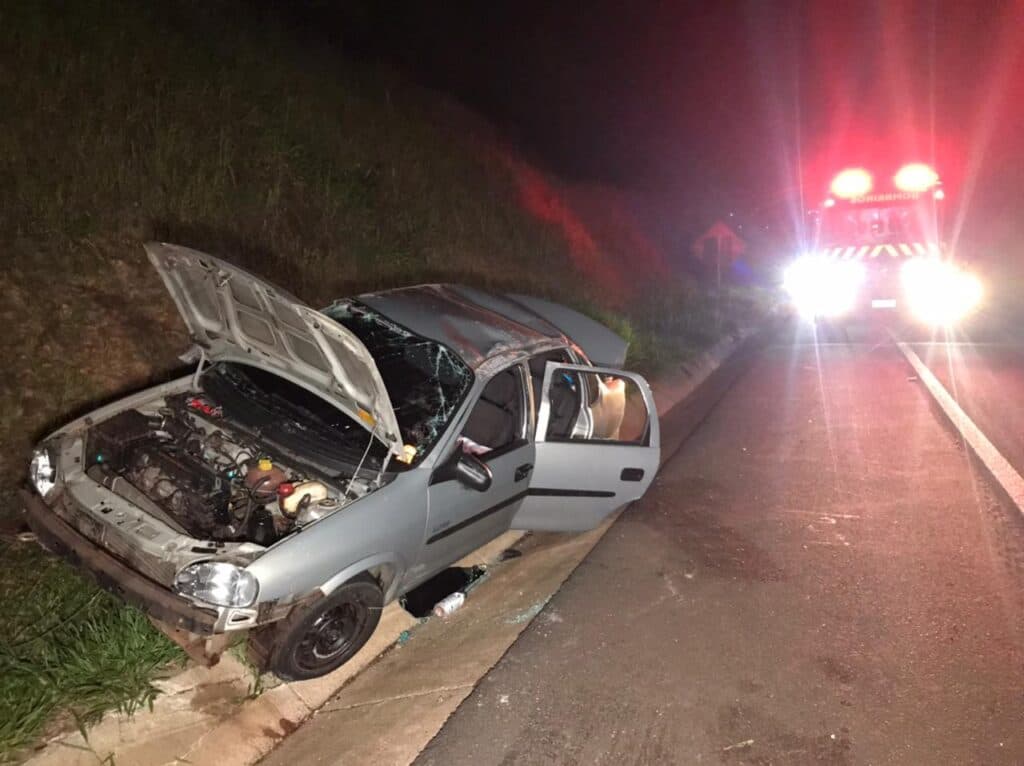 Carro que retornava do Litoral capota com 4 pessoas dentro