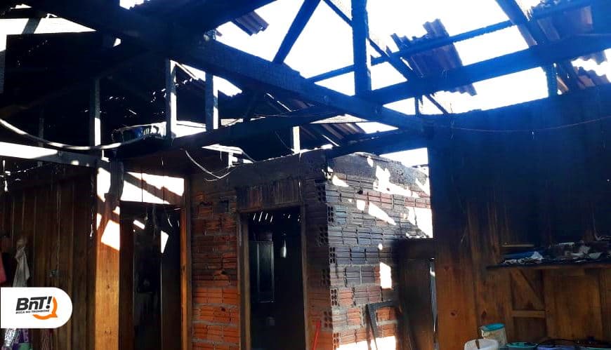 Família pede ajuda após ter casa destruída em incêndio na região