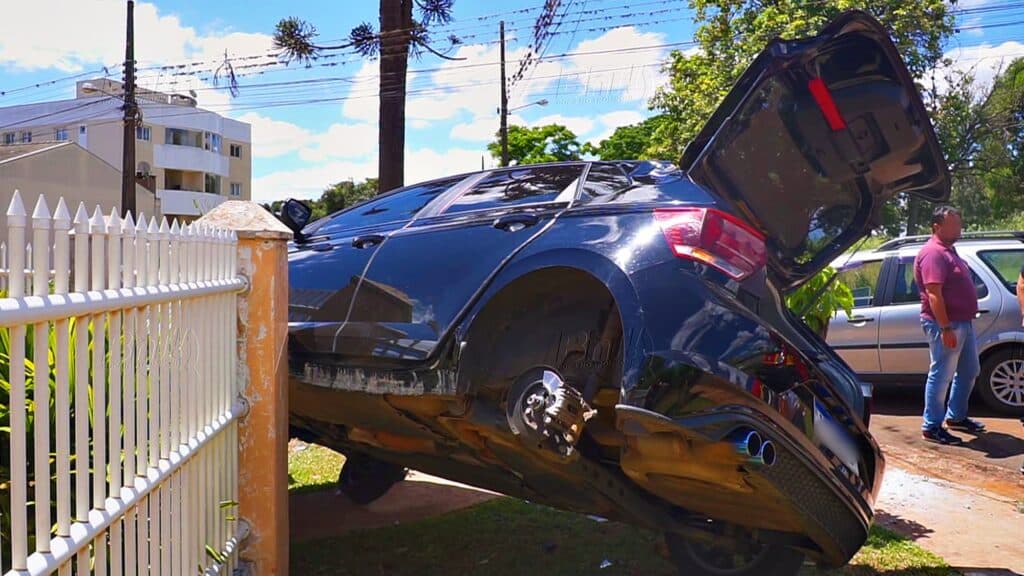 Carro capota após colisão em bairro de PG