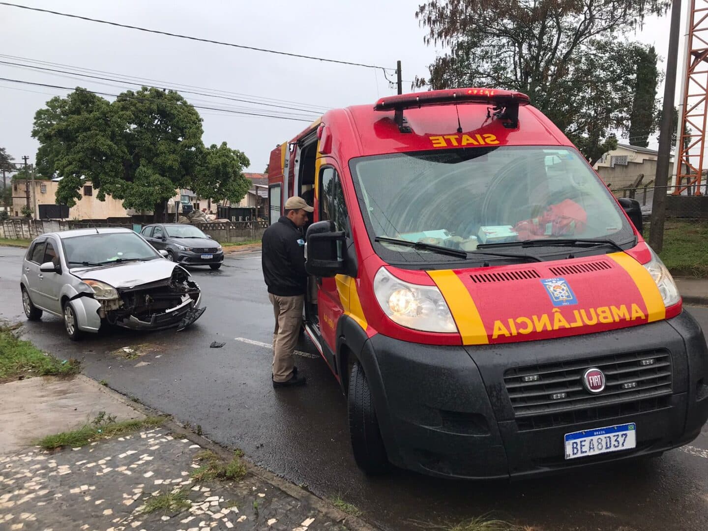 Motorista cruza preferencial e causa acidente em PG