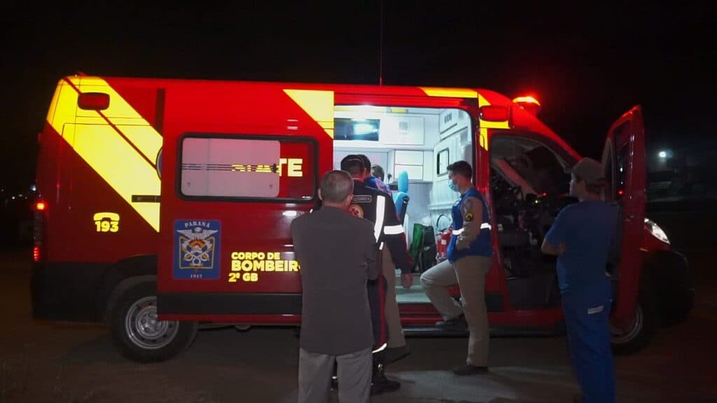 Homem corta barriga com serra