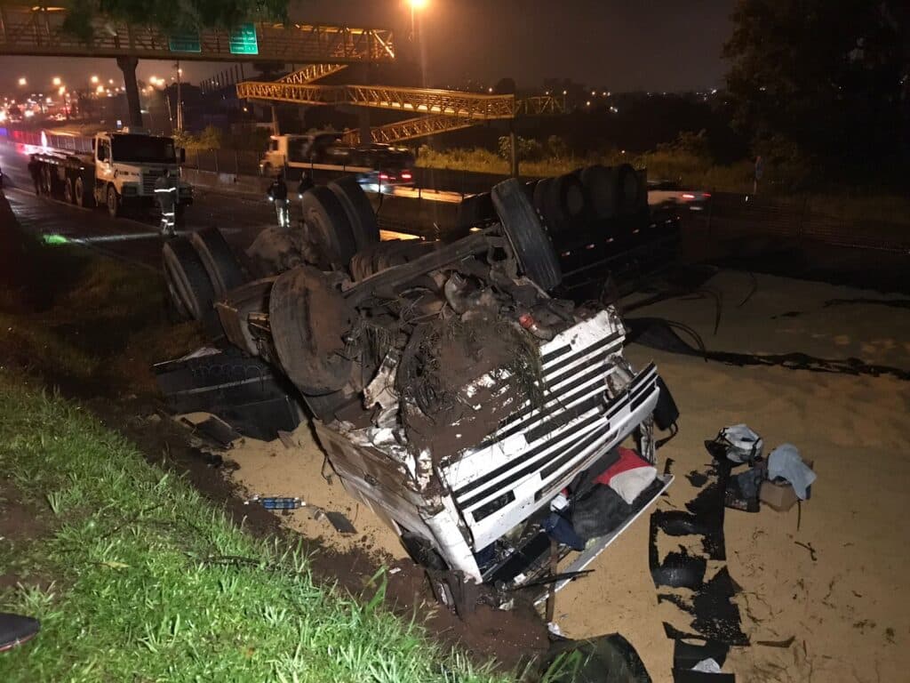 Caminhão carregado de soja tomba ao bater com outro caminhão em PG