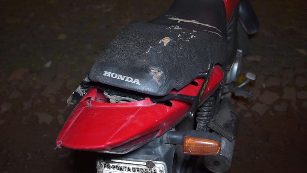 Motociclista fica ferido ao bater em Pálio no bairro Oficinas em PG