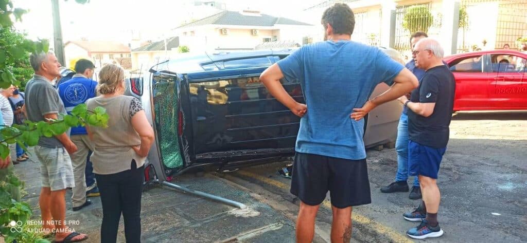 Carro capota na Vila Estrela em Ponta Grossa