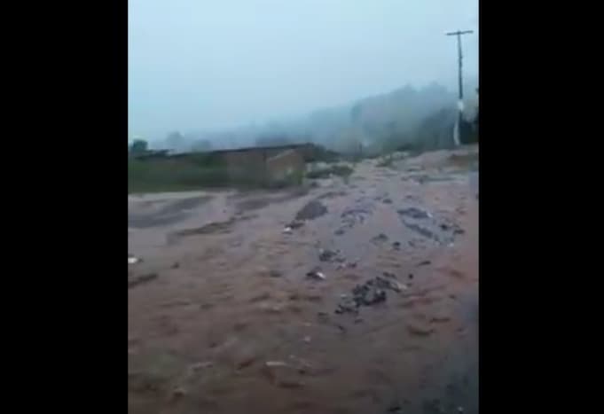 Cidadã cobra prefeita de PG, após alagamento de ruas no Gralha Azul
