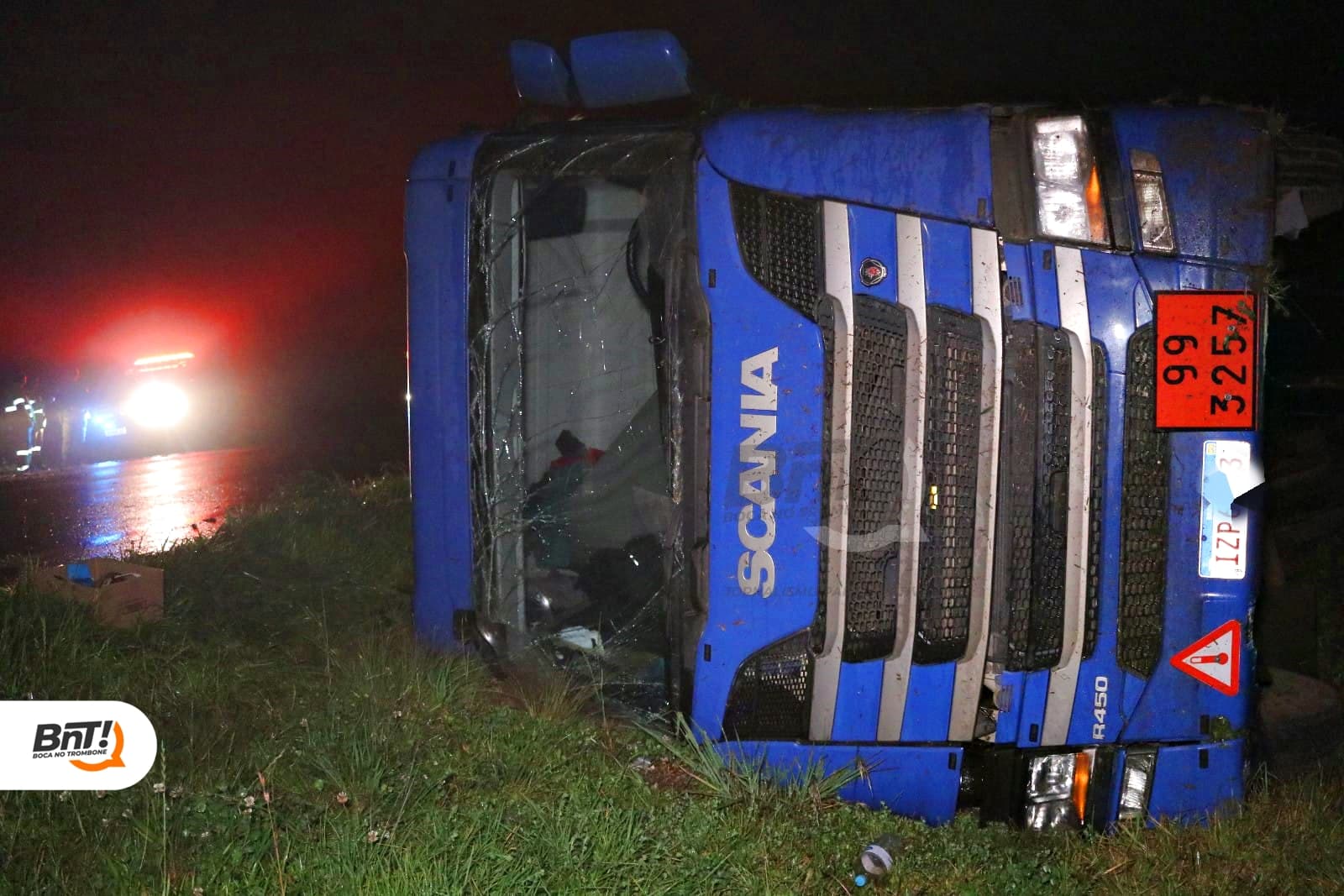 Caminhão tomba na BR-376 após desviar de carro que teria perdido o controle
