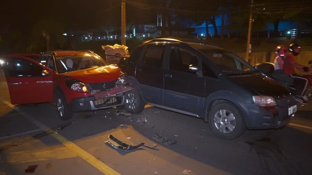 Engavetamento envolve três veículos em Ponta Grossa
