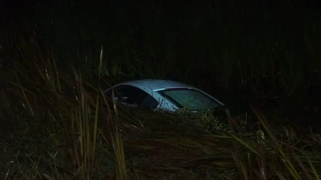 Carro avaliado em mais de R$ 500 mil cai dentro de rio em PG