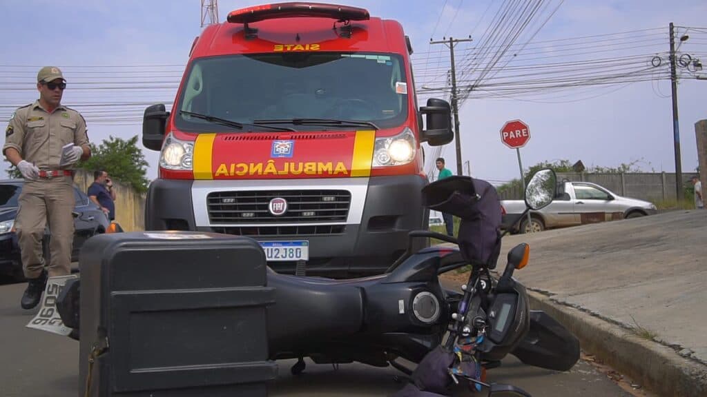 Motociclista avança preferencial e é atingido por Fiat Strada em PG