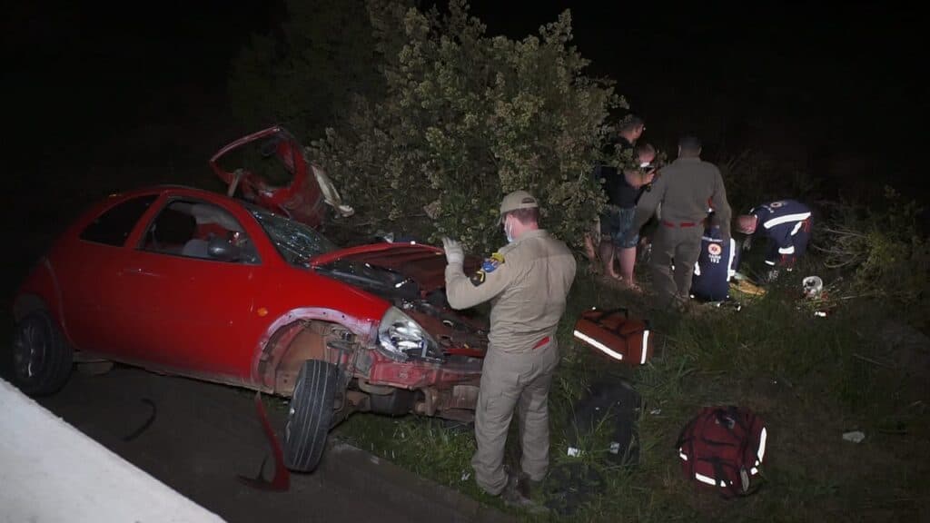 Homem morre após ser ejetado de veículo em viaduto de PG