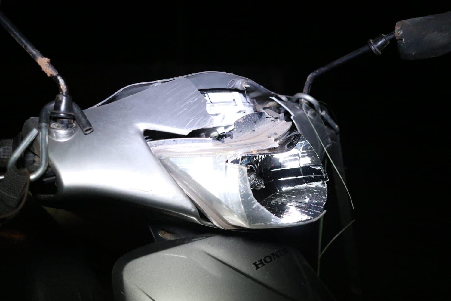 Carro faz ultrapassagem irregular e bate em motocicleta em PG