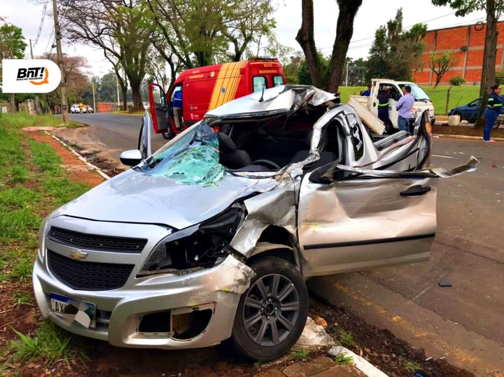 Motorista fica preso às ferragens após bater contra caminhão em PG