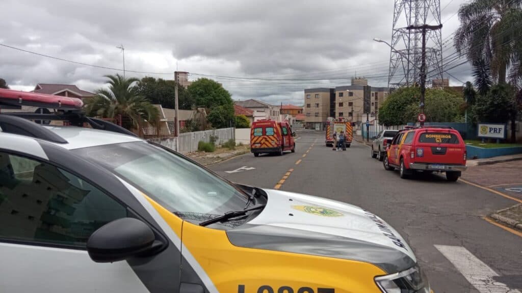 Acusado de roubo tenta fugir da PM e passa 4 horas em cima de telhado