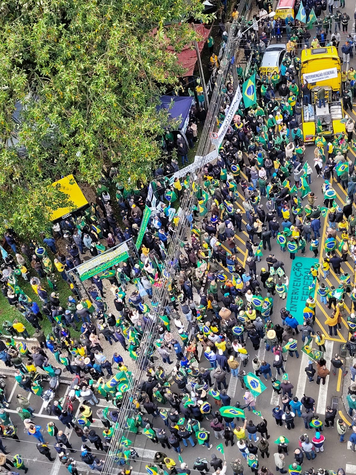 Bolsonaristas fazem protesto em frente às unidades do Exército em PG