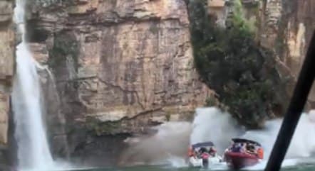 Rochas desabam sobre barcos de turistas em cânion de Minas Gerais