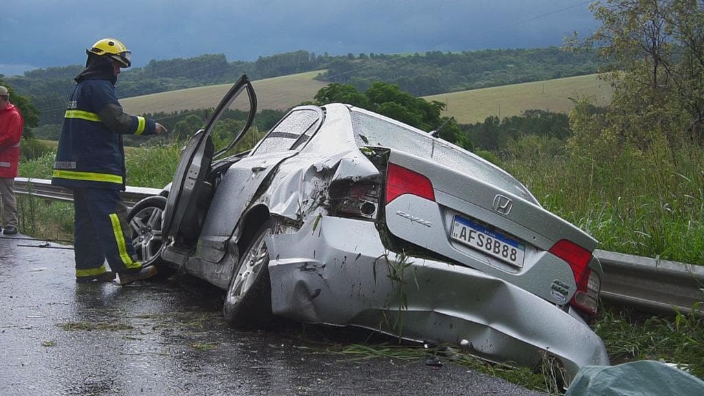 Carro sai da pista na BR 376 e motorista morre