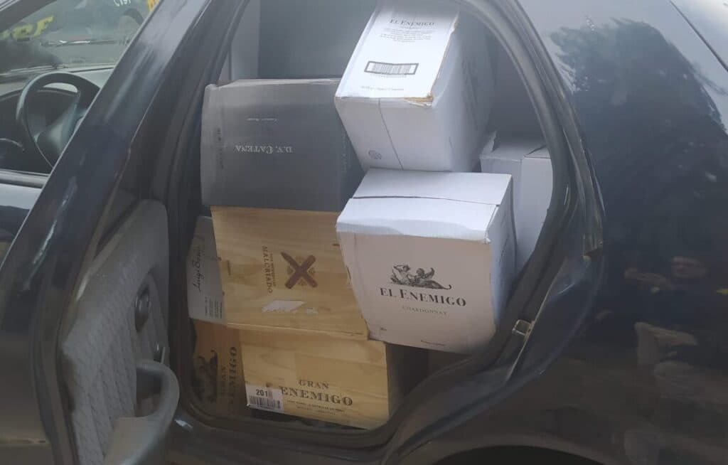 Condutor foge por 90 quilômetros com carga de vinho