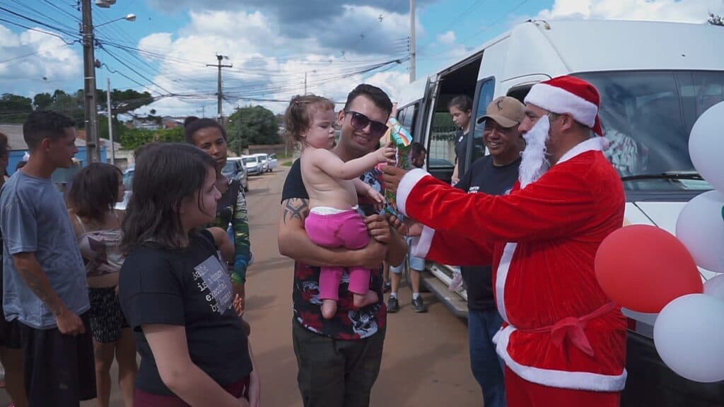 Motoristas entregam brinquedos para crianças de PG