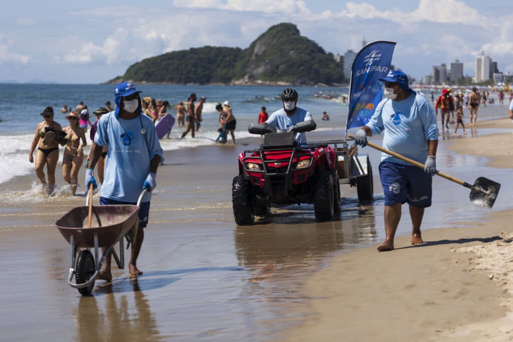 Mais de 23 toneladas de lixo são retiradas das praias do Paraná