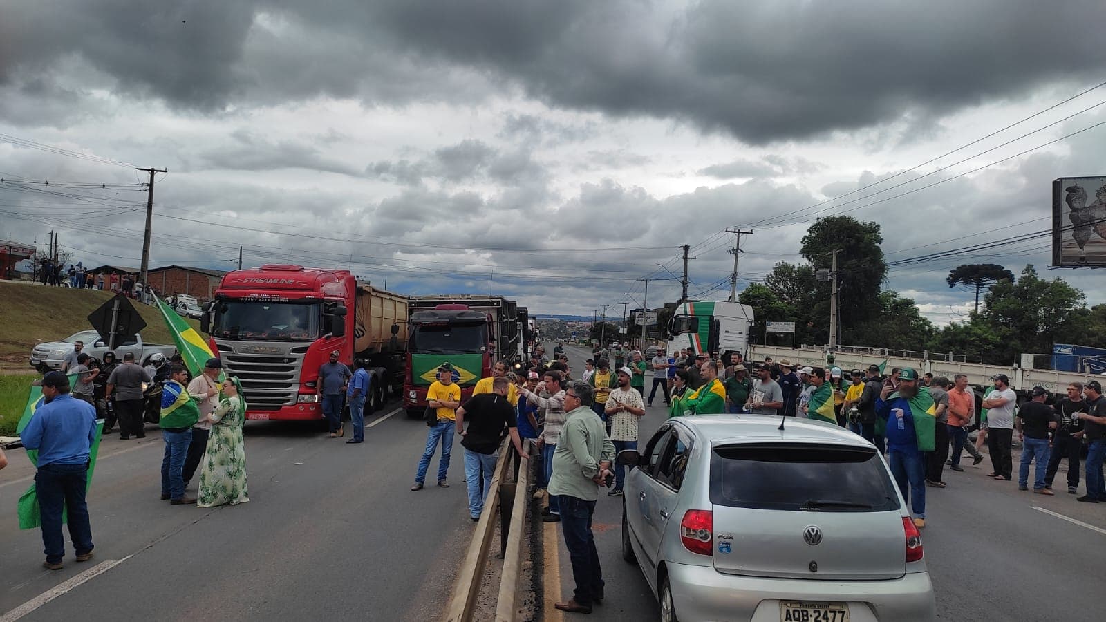 Manifestantes bloqueiam rodovias em PG e várias cidades da região