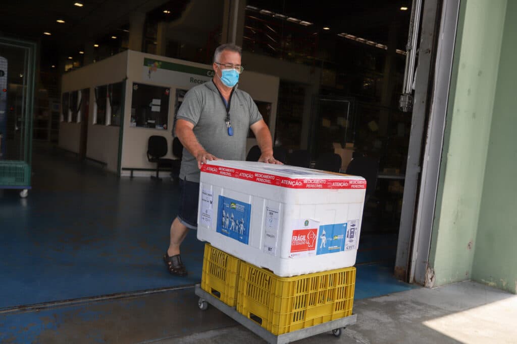 Paraná distribui 79,3 mil vacinas contra a Covid-19 e reforça imunização neste fim de ano