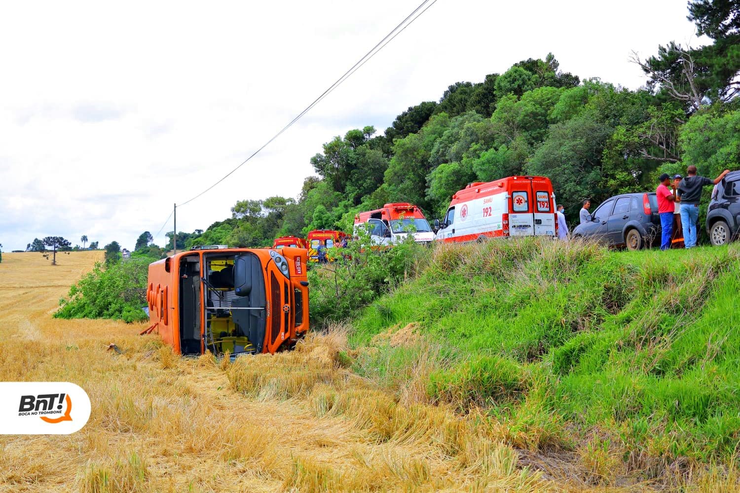 URGENTE: Ônibus da VCG tomba na estrada do Guaragi