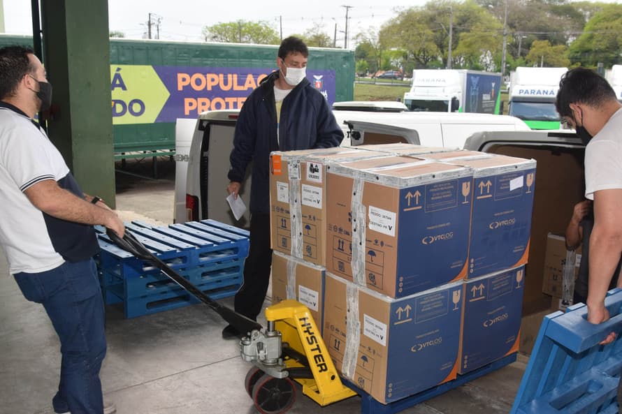Mais 348.660 vacinas contra a Covid-19 chegaram neste domingo ao Paraná
