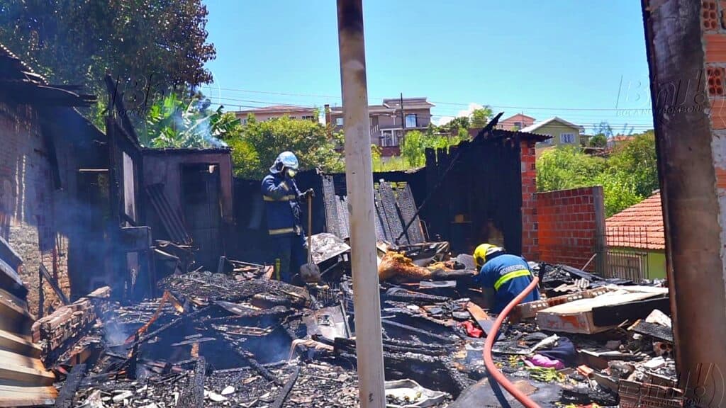 Incêndio destrói residência em PG e família pede ajuda