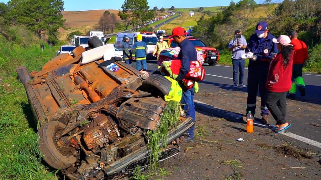 Capotamento na BR 376 deixa quatro vítimas em Ponta Grossa
