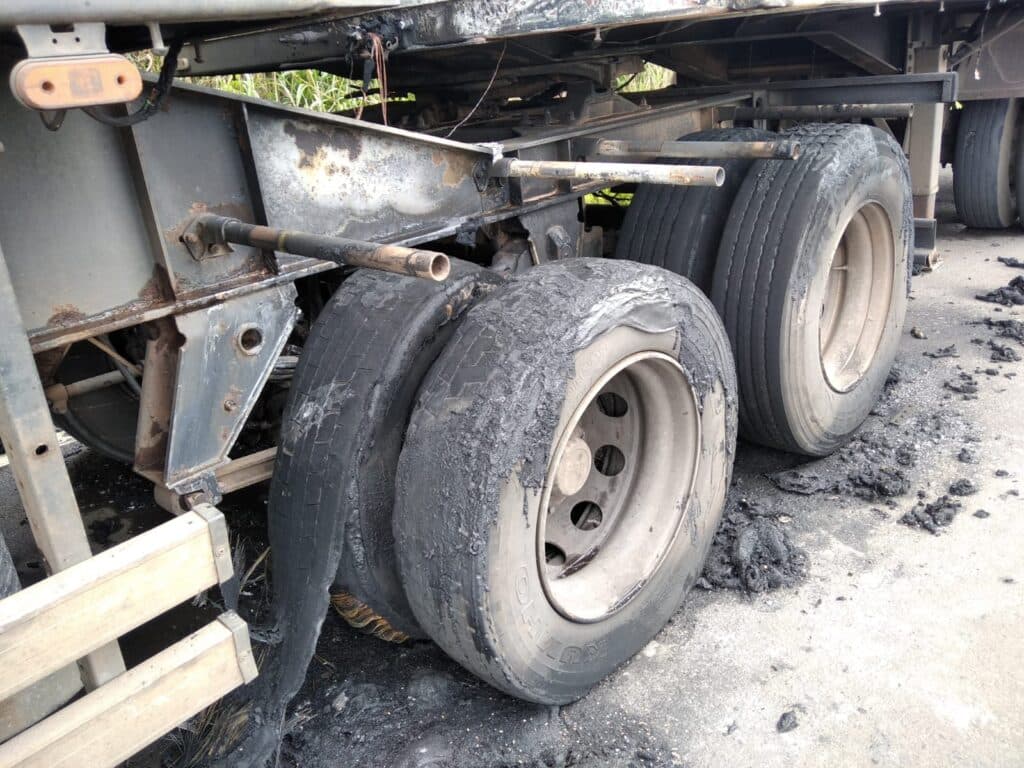 Caminhão bitrem carregado com trigo pega fogo na entrada de PG