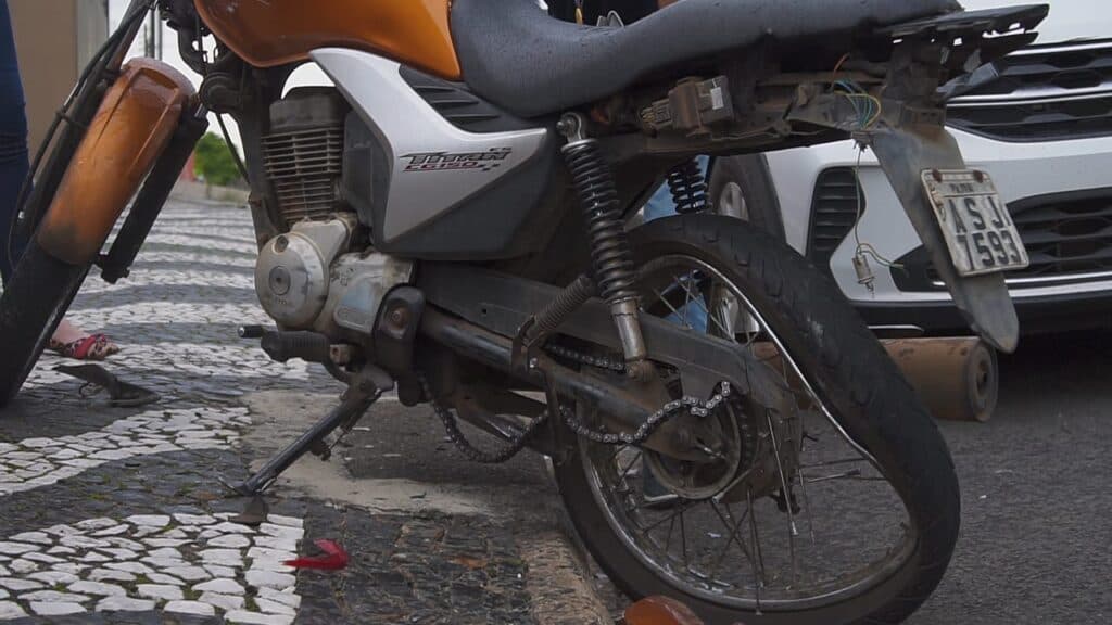 Acidente envolve moto e dois carros no Jardim Carvalho