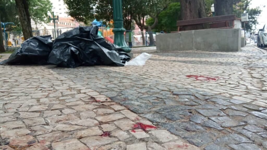 Homem morre esfaqueado em praça no Centro de PG