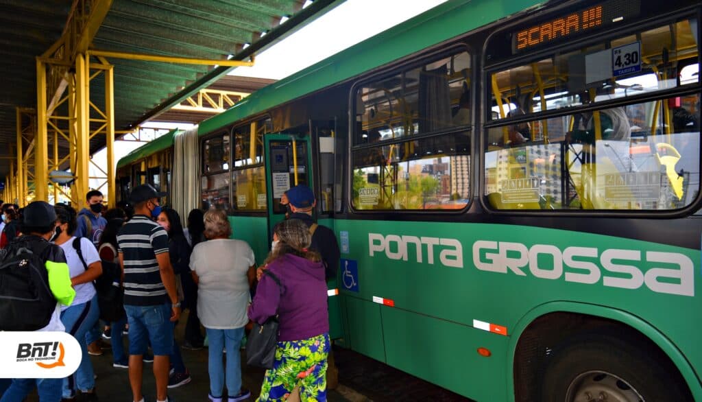 Usuários do transporte coletivo terão passagem gratuita nesta segunda-feira