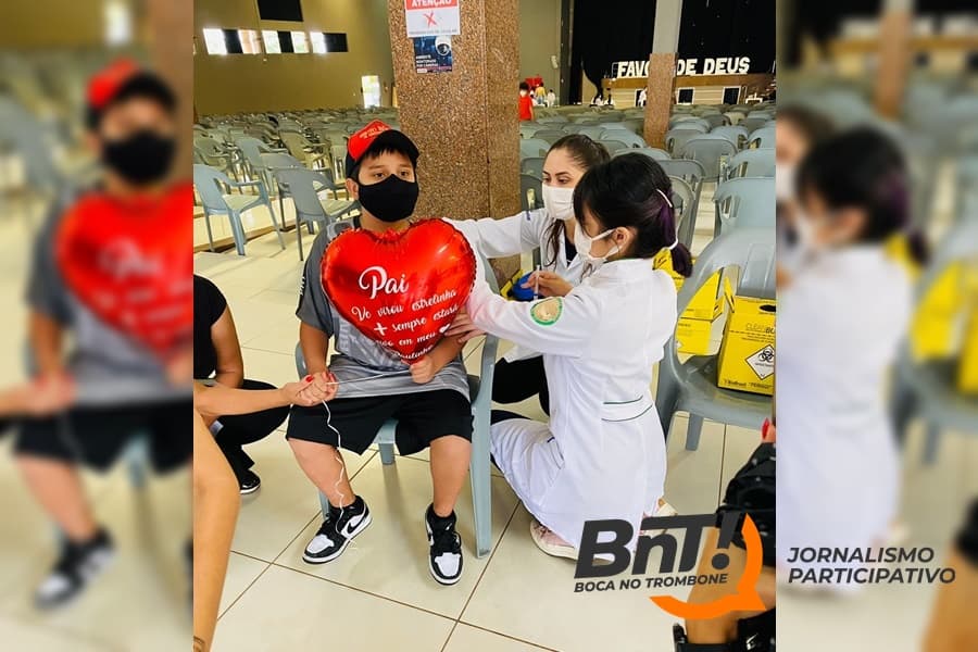 Menino que perdeu o pai para a Covid, faz homenagem ao tomar vacina