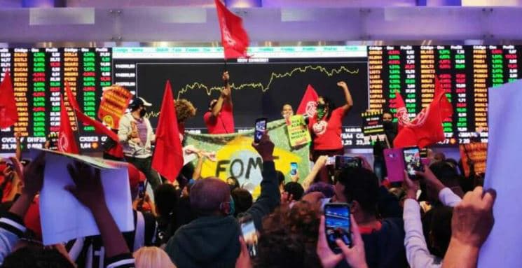 MTST ocupa prédio da bolsa de valores em SP, em protesto contra fome