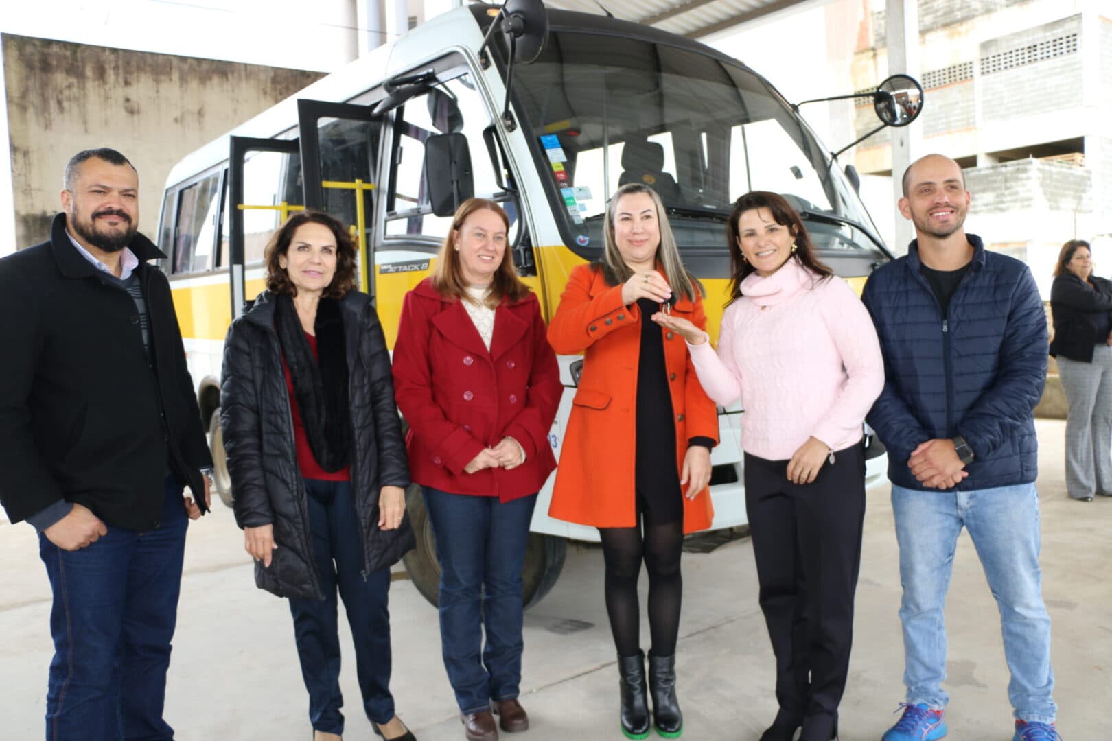 Prefeitura de Castro entrega ônibus para APAE