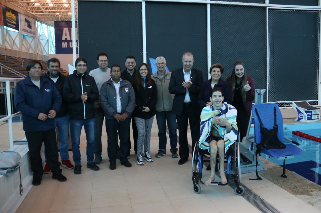 Prefeitura de PG equipa piscina da Arena com elevador para pessoas com deficiência
