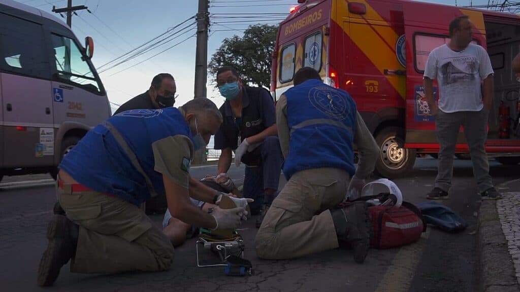 Ciclista é atropelado por Gol em frente ao Shopping Palladium