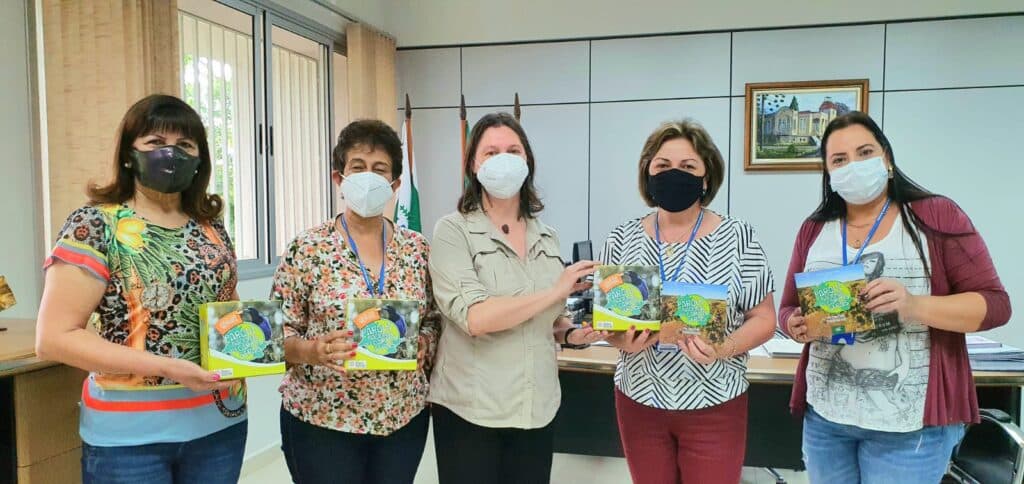Escolas de PG ganham kit sobre Parque dos Campos Gerais