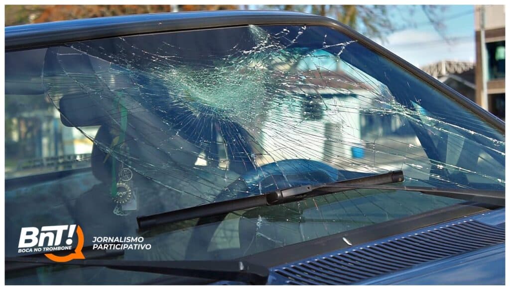 Idoso fica ferido após colidir com sua motocicleta contra carro em PG