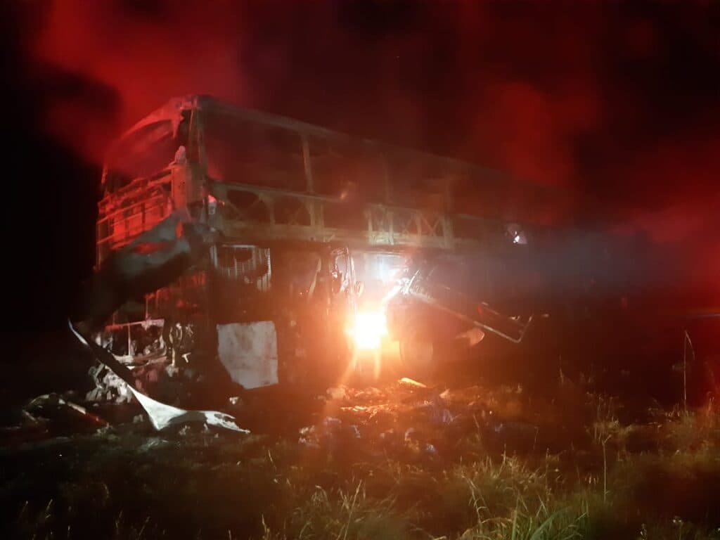 Ônibus pega fogo em rodovia de Ponta Grossa