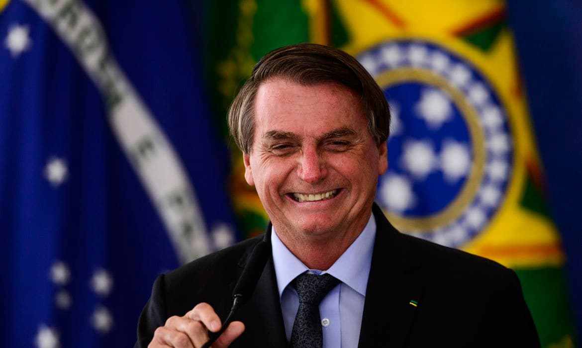 Bolsonaro entra na justiça contra Lula