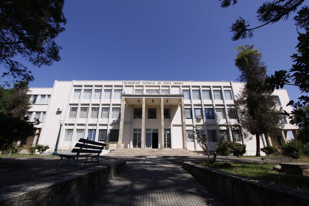 UEPG abre processo seletivo para professores em 34 áreas