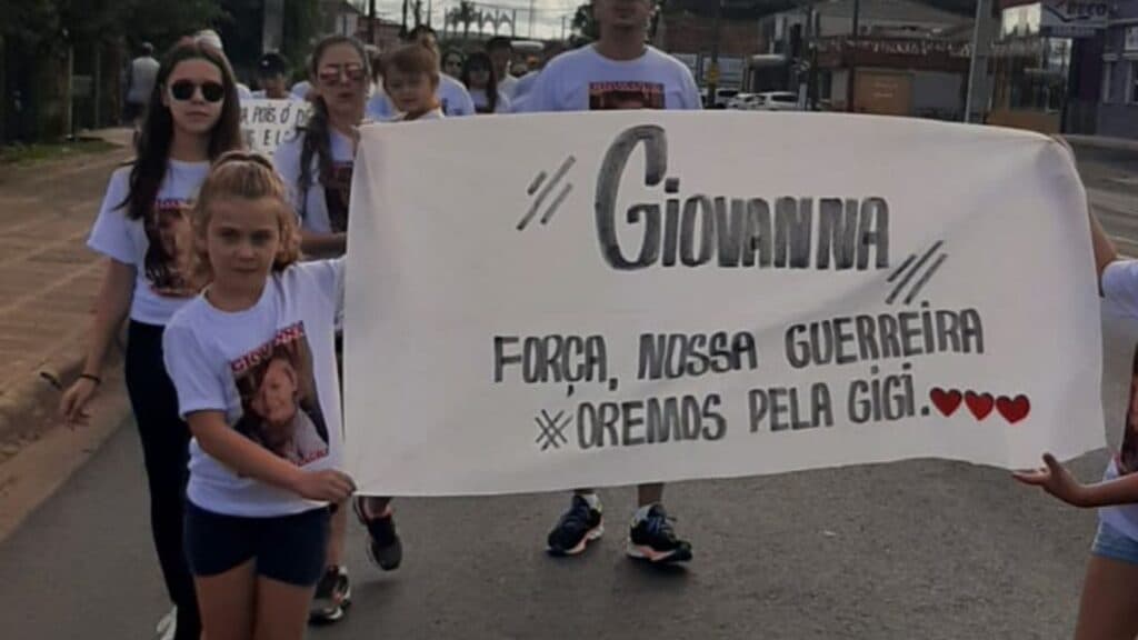 Família faz caminhada por criança vítima de afogamento