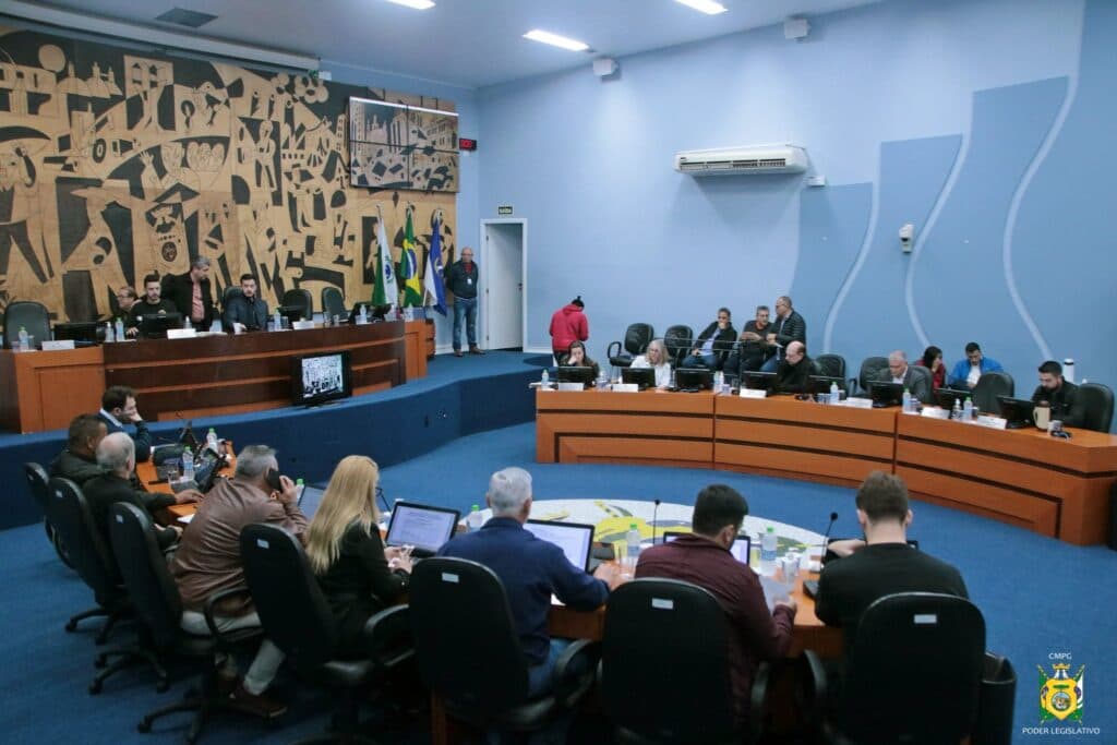 Câmara de vereadores de PG retira projeto que obriga água de torneira em cardápio