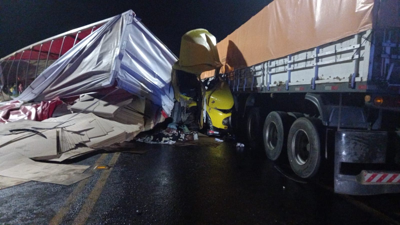 Acidente envolve três caminhões na BR-373