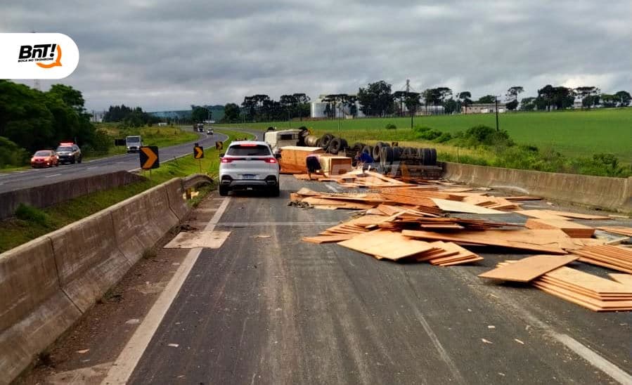 Carreta tomba na BR-376 e deixa carga espalhada na pista