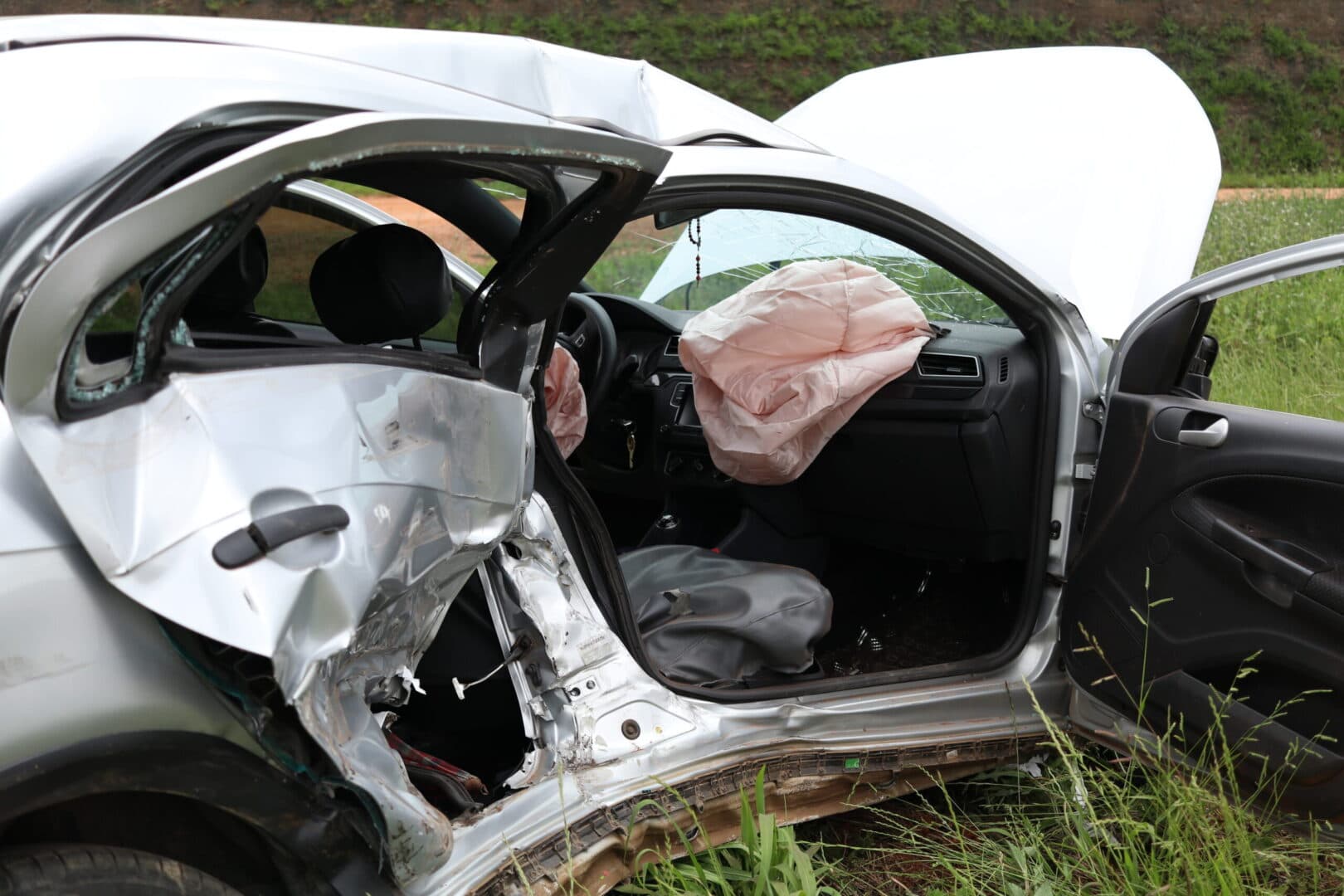 Motorista faz manobra irregular, entra na contramão, e causa acidente na BR-376