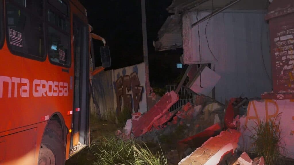 Motorista da VCG passa mal e ônibus invade casa no Centro